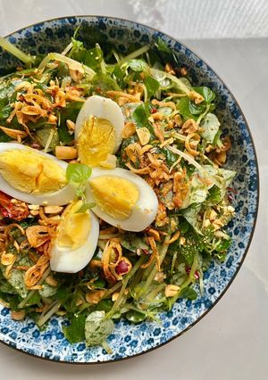Hình của món Rau càng cua trộn ruốc xào & trứng luộc.