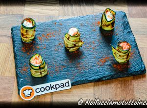 Foto di Finger food - Involtini di zucchine ripieni di ricotta, miele e menta artica