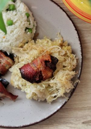 Baconbe tekert csirkemáj savanyú káposztával recept fotója