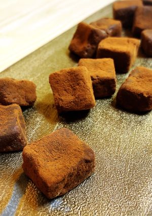 A picture of Ganache chocolate with tofu.
