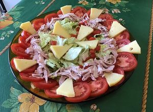 Une photo de Salade castelfranco aux tomates, jambon blanc et tome de chèvre