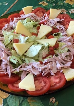Une photo de Salade castelfranco aux tomates, jambon blanc et tome de chèvre