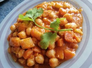 Una foto de Choco en salsa con garbanzos