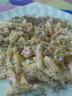 Una foto de Macarrones pluma con salmón fresco y albahaca