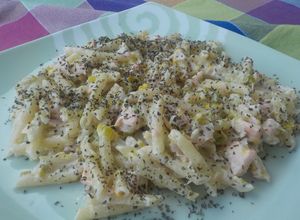 Una foto de Macarrones pluma con salmón fresco y albahaca