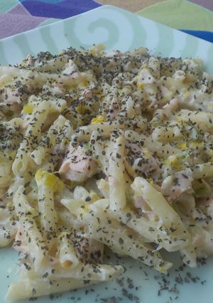 Una foto de Macarrones pluma con salmón fresco y albahaca