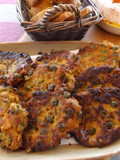 Una foto de Tortitas de batata y guisantes con hummus
