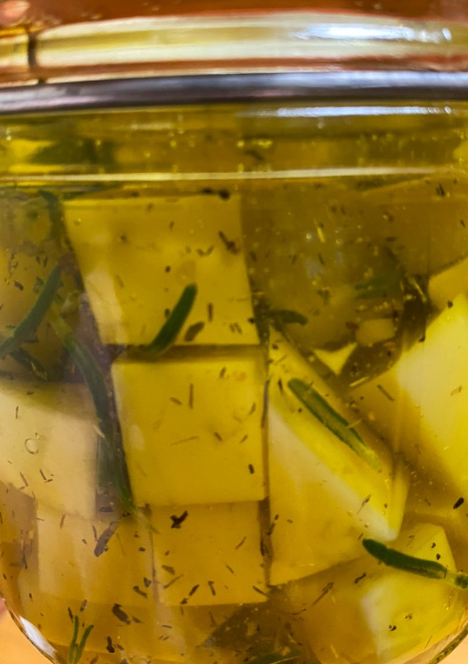 Una foto de Queso en aceite aromatizado