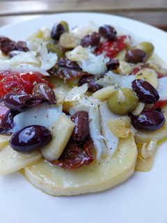 Una foto de Ensalada de patata, pimientos del piquillo y bacalao ahumado