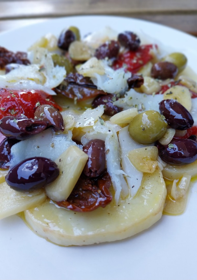 Una foto de Ensalada de patata, pimientos del piquillo y bacalao ahumado