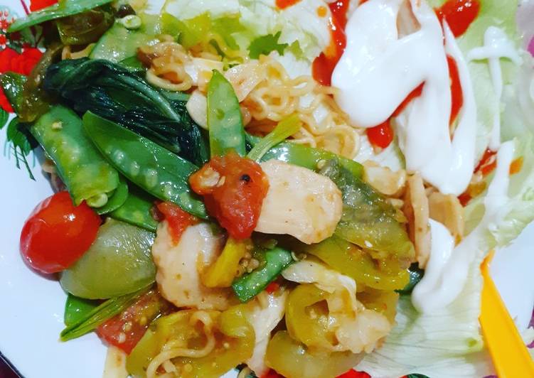 Mix vegetable with fried noodles