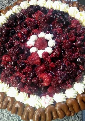 Una foto de Torta brownie con frutos rojos