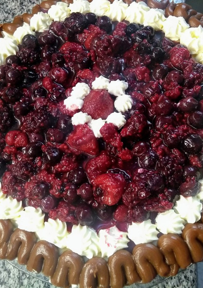 Una foto de Torta brownie con frutos rojos