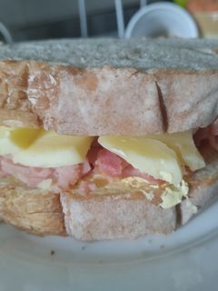 Una foto de Sándwich🥯de queso🧀y jamón🥓en pan artesanal🥯🧀🍞