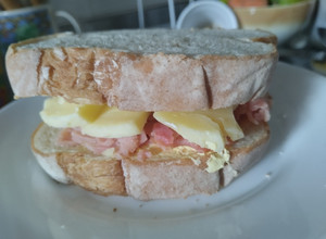 Una foto de Sándwich🥯de queso🧀y jamón🥓en pan artesanal🥯🧀🍞