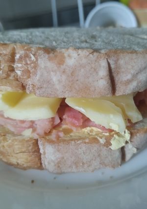 Una foto de Sándwich🥯de queso🧀y jamón🥓en pan artesanal🥯🧀🍞