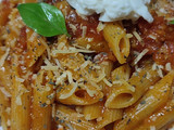 Penne en salsa Pomodoro con Burrata