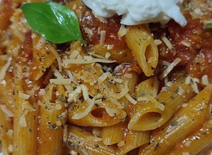 Una foto de Penne en salsa Pomodoro con Burrata