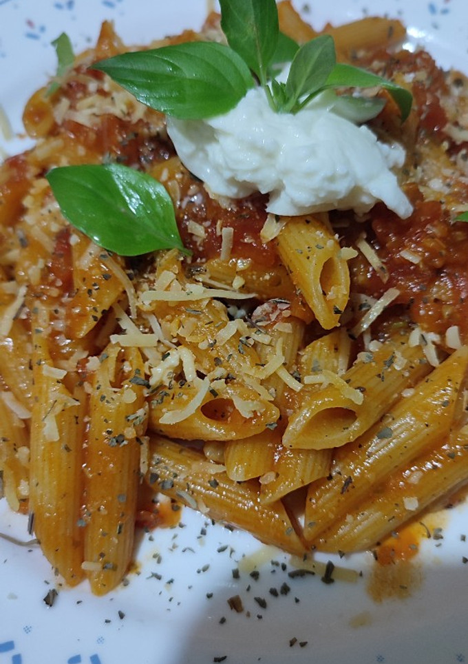 Una foto de Penne en salsa Pomodoro con Burrata