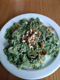 Una foto de Pasta con pesto de espinacas y nueces