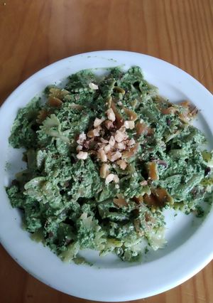 Una foto de Pasta con pesto de espinacas y nueces