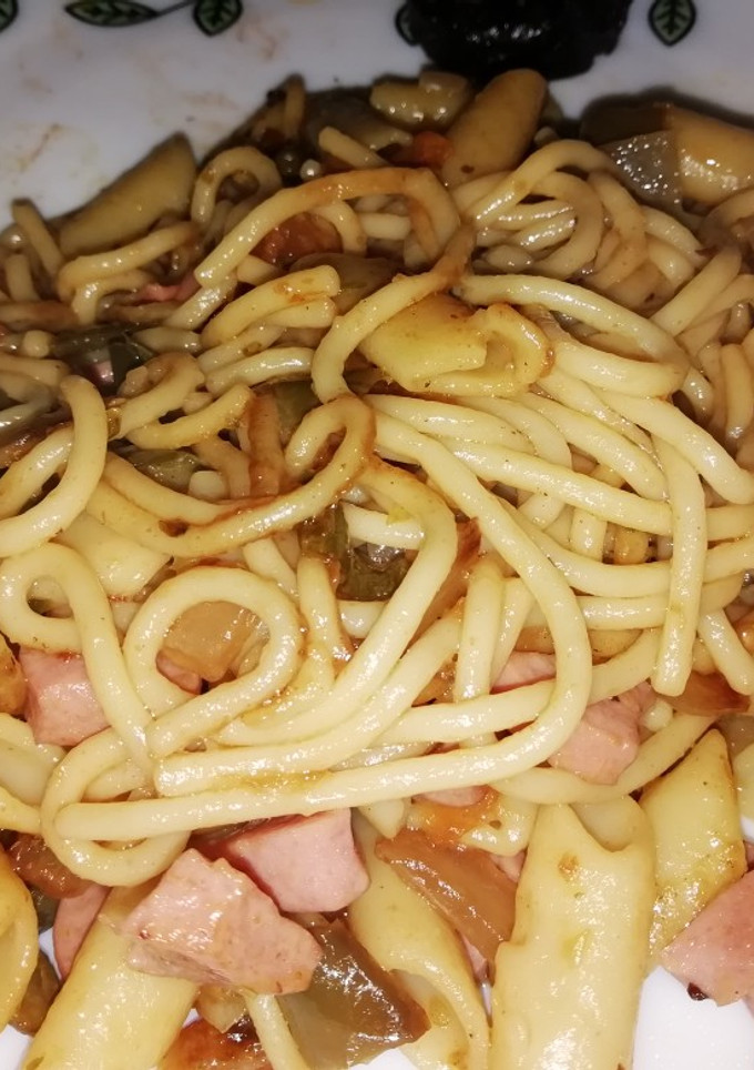 Una foto de Macarrones con romero y salchichas