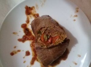Una foto de Milanesa de Solomo Relleno con Vegetales y Pan