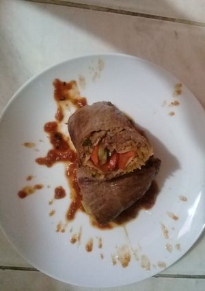 Una foto de Milanesa de Solomo Relleno con Vegetales y Pan