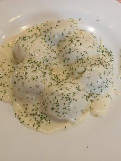 Una foto de Gnocchi al pesto con salsa de queso