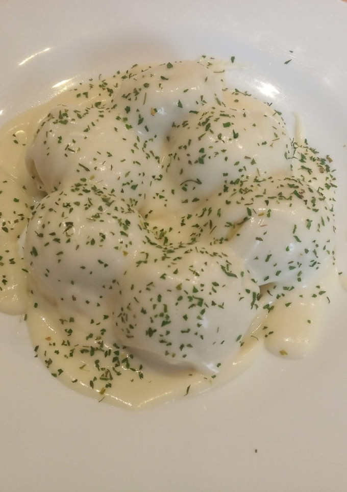 Una foto de Gnocchi al pesto con salsa de queso