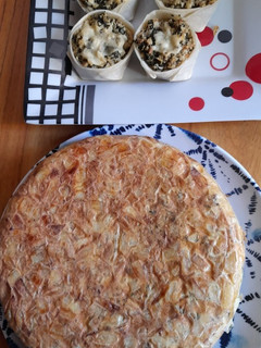 Una foto de Canastitas y tortilla de papas