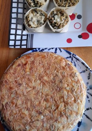 Una foto de Canastitas y tortilla de papas