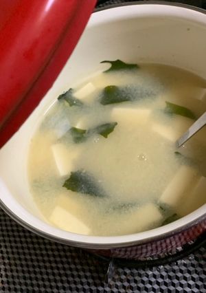 Hình của món Món súp miso tàu hũ rong biển.