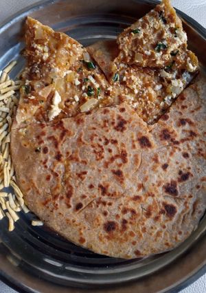 पनीर-सेव का तीखा पराठा (Paneer sev ka teekha paratha recipe in hindi) रेसिपी मुख्य फोटो