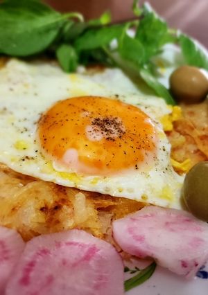 عکسی از دستور هش براون با نیمرو(صبحانه کامل)