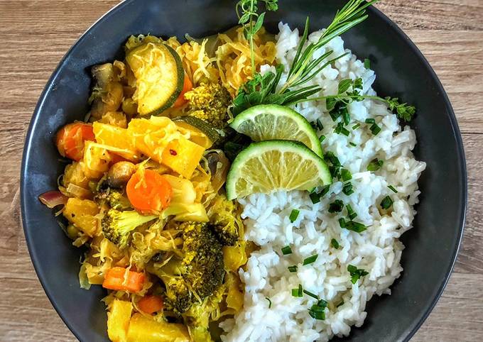 Ananas-Kokos-Curry mit Reis