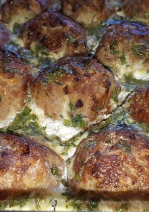 Fokhagymás, krémes szószban sült húsgombócok recept fotója