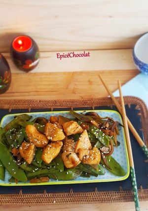 Une photo de Wok pois mange tout, champignons et poulet