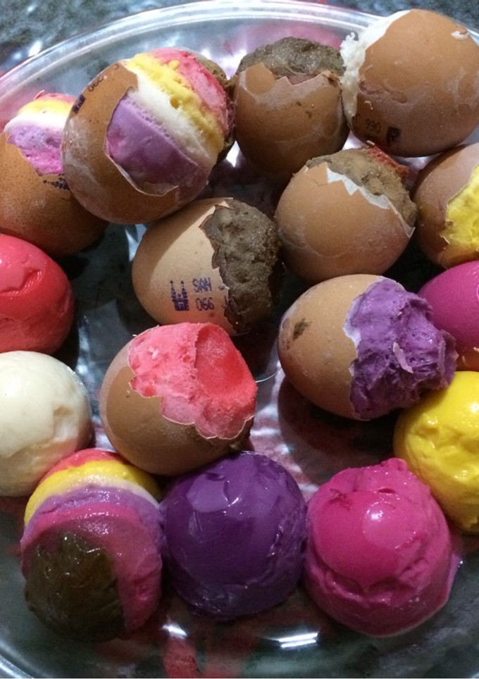 Una foto de Huevos de pascua, gelatina de leche diferentes sabores