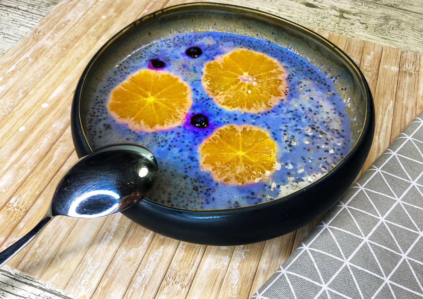 Desayuno saludable de chía con avena, arándanos y naranja