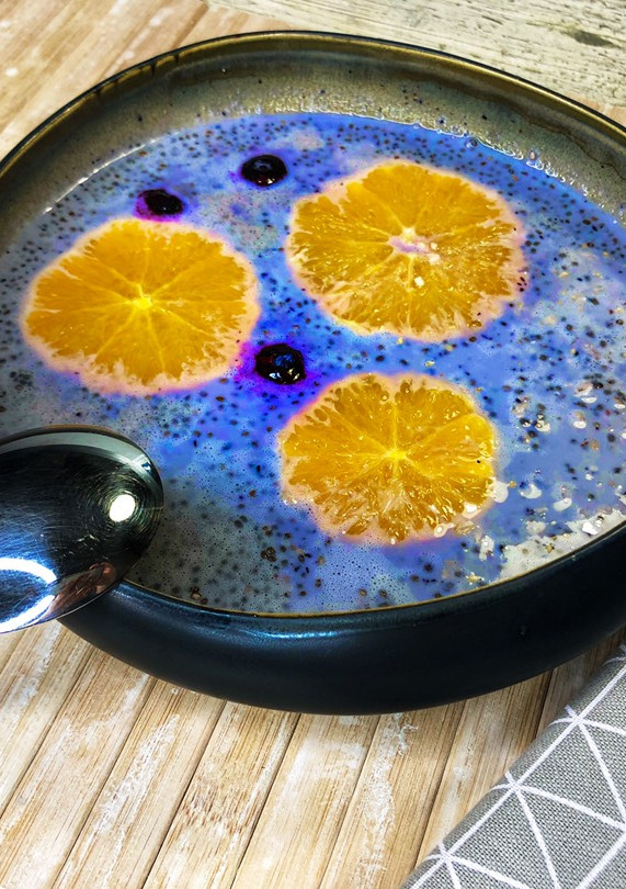 Una foto de Desayuno saludable de chía con avena, arándanos y naranja