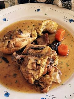 Una foto de Pollo guisado con boletus y trufa