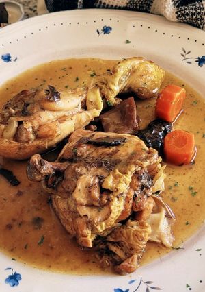 Una foto de Pollo guisado con boletus y trufa