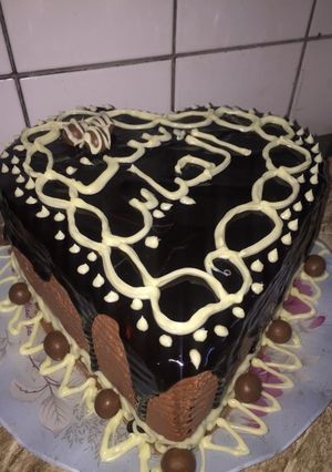 صورة لوصفة هذا كان تزيين كيكه عيد الام حولت الكيكه من دائريه الى شكل قلب 😍