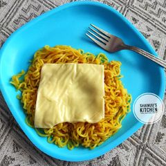 A picture of Cheesy maggi.