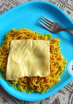 A picture of Cheesy maggi.