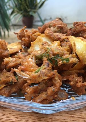 A picture of Aloo Pyaz k Pakoray.