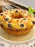 Pastel salado con queso y aceitunas