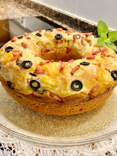 Una foto de Pastel salado con queso y aceitunas