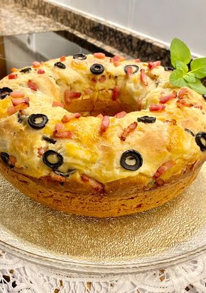 Una foto de Pastel salado con queso y aceitunas